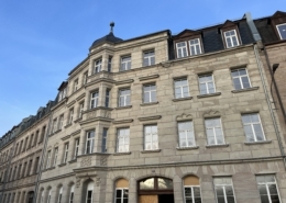 Erfahren Sie mehr über die denkmalgerechte, schlüsselfertige Sanierung des Gesamtensembles aus drei Wohnhäusern