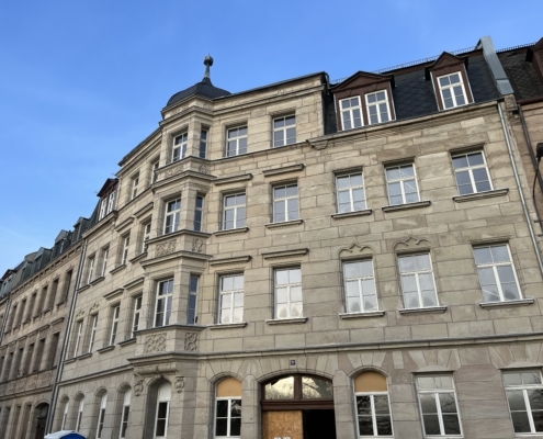 Erfahren Sie mehr über die denkmalgerechte, schlüsselfertige Sanierung des Gesamtensembles aus drei Wohnhäusern