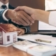 Investieren in Bauträgerprojekte bietet Investoren eine attraktive Möglichkeit, in Immobilien zu investieren. Der Artikel beschreibt die Vorteile von Bauträgerprojekten für Investoren, von geringerem Risiko bis hin zu professionellem Management und steuerlichen Vorteilen. Außerdem werden die Arten von Bauträgerprojekten und potenzielle Risiken beim Investieren erläutert.