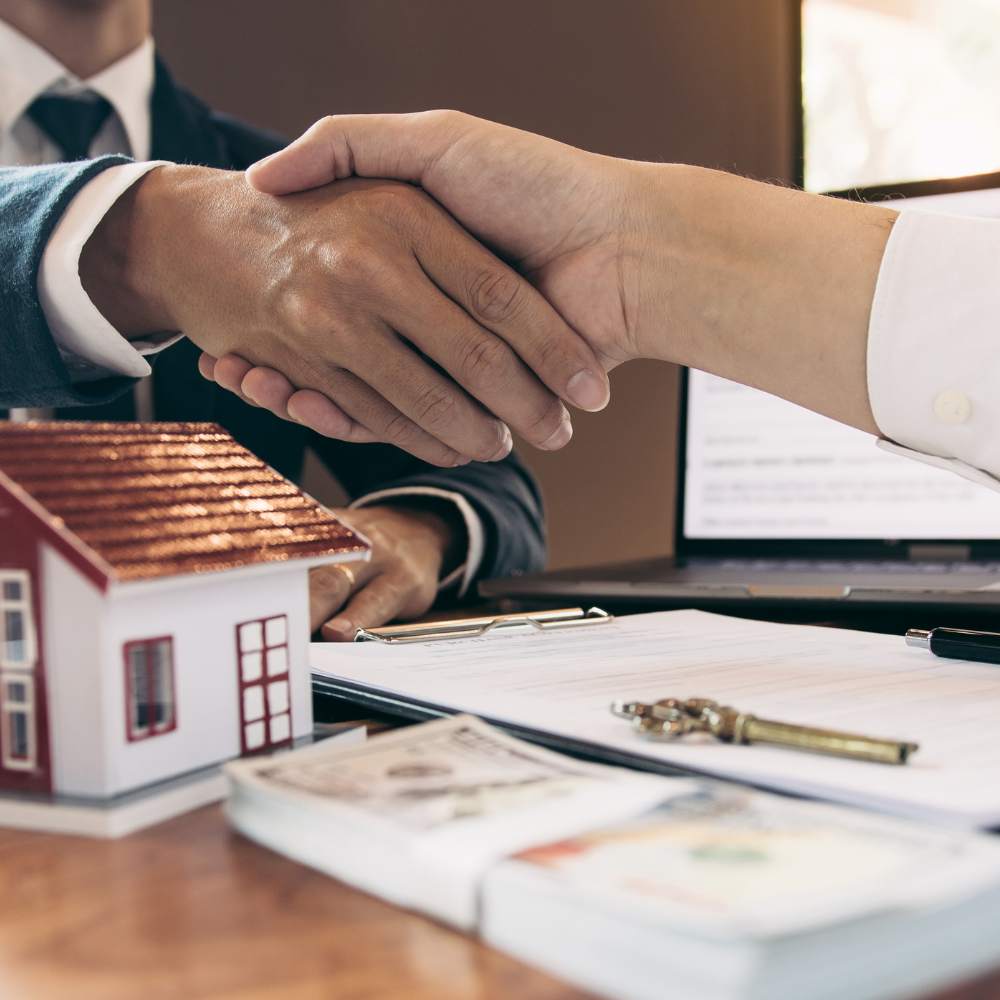 Investieren in Bauträgerprojekte bietet Investoren eine attraktive Möglichkeit, in Immobilien zu investieren. Der Artikel beschreibt die Vorteile von Bauträgerprojekten für Investoren, von geringerem Risiko bis hin zu professionellem Management und steuerlichen Vorteilen. Außerdem werden die Arten von Bauträgerprojekten und potenzielle Risiken beim Investieren erläutert.